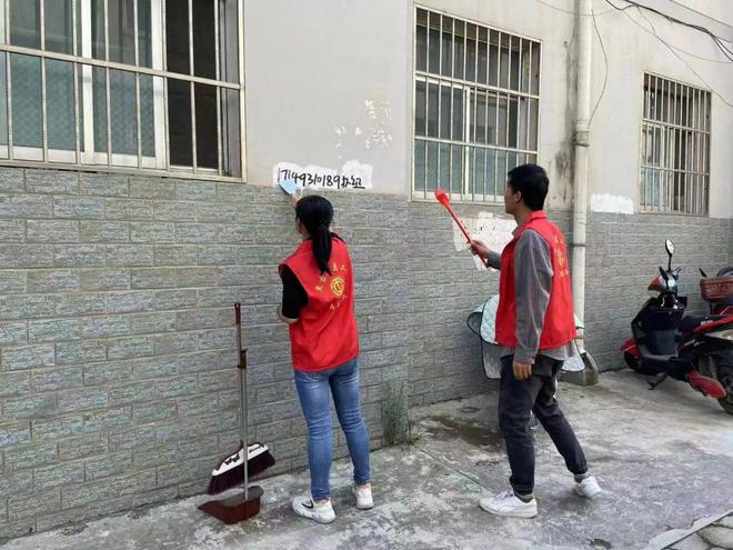 灵台县开展清理“牛皮癣”志愿服务活动 助力文明城市创建