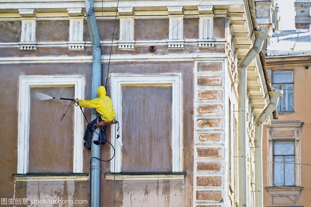 建筑物清洁服务 专业清洗工作者的重要性