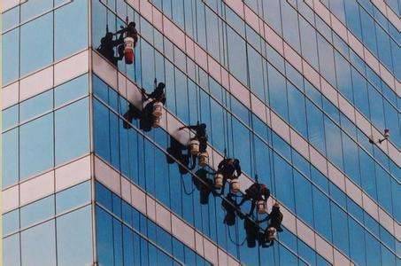 高空清洗外墙费用解析——以江岸区山猫清洁公司为例